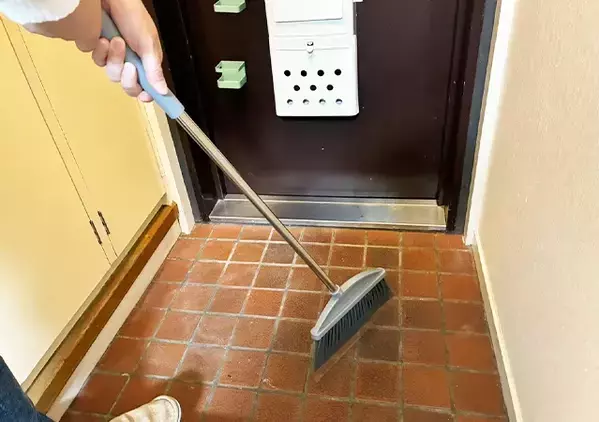 「玄関掃除をパパッと終わらせたい」を叶える裏ワザ　ホウキの毛先に貼ったのが…「発案者に拍手！」