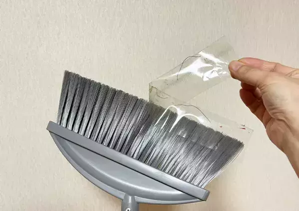 「玄関掃除をパパッと終わらせたい」を叶える裏ワザ　ホウキの毛先に貼ったのが…「発案者に拍手！」
