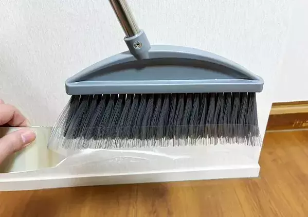 「玄関掃除をパパッと終わらせたい」を叶える裏ワザ　ホウキの毛先に貼ったのが…「発案者に拍手！」
