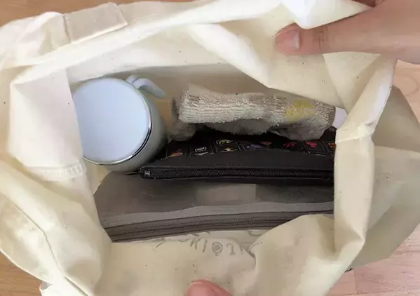 ダイソーの『まな板シート』を折ってバッグに入れたら…　思わぬ活用法で「使い勝手がよくなった！」