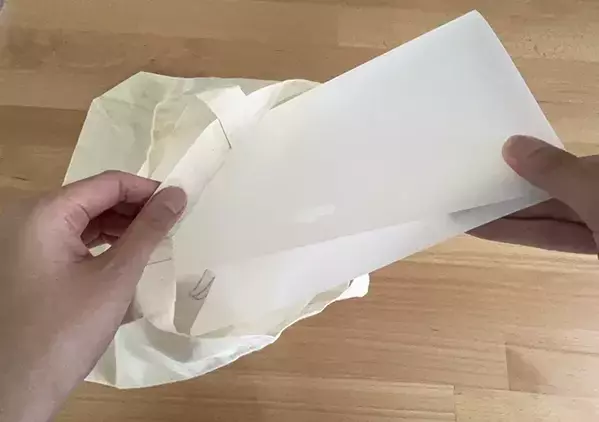 ダイソーの『まな板シート』を折ってバッグに入れたら…　思わぬ活用法で「使い勝手がよくなった！」