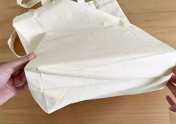 ダイソーの『まな板シート』を折ってバッグに入れたら…　思わぬ活用法で「使い勝手がよくなった！」