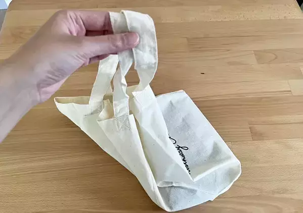 ダイソーの『まな板シート』を折ってバッグに入れたら…　思わぬ活用法で「使い勝手がよくなった！」