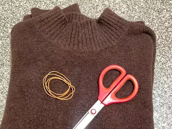 捨てるニットの袖を4等分したら？　輪ゴムと合わせて作る『脚カバー』がかわいい