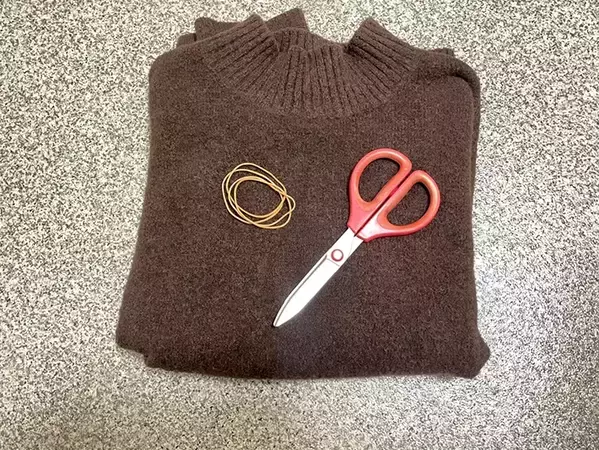 捨てるニットの袖を4等分したら？　輪ゴムと合わせて作る『脚カバー』がかわいい