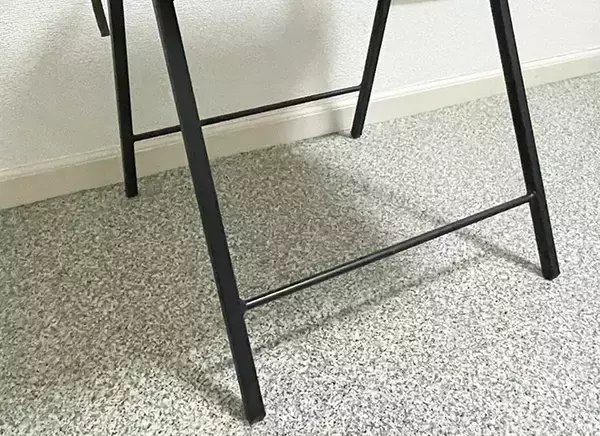 捨てるニットの袖を4等分したら？　輪ゴムと合わせて作る『脚カバー』がかわいい