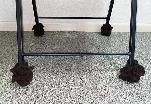 捨てるニットの袖を4等分したら？　輪ゴムと合わせて作る『脚カバー』がかわいい