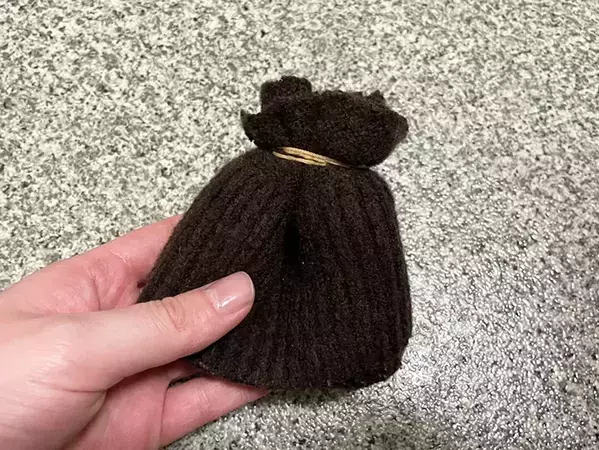 捨てるニットの袖を4等分したら？　輪ゴムと合わせて作る『脚カバー』がかわいい