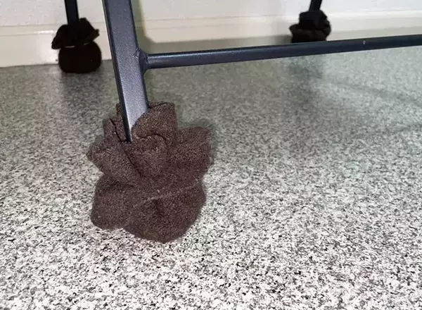 捨てるニットの袖を4等分したら？　輪ゴムと合わせて作る『脚カバー』がかわいい