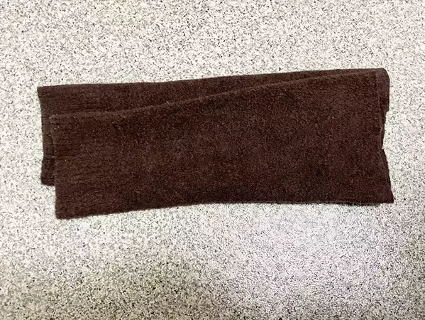 捨てるニットの袖を4等分したら？　輪ゴムと合わせて作る『脚カバー』がかわいい