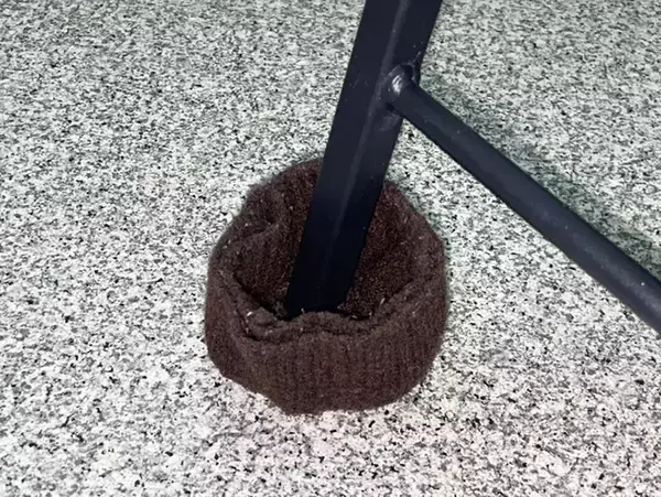 捨てるニットの袖を4等分したら？　輪ゴムと合わせて作る『脚カバー』がかわいい