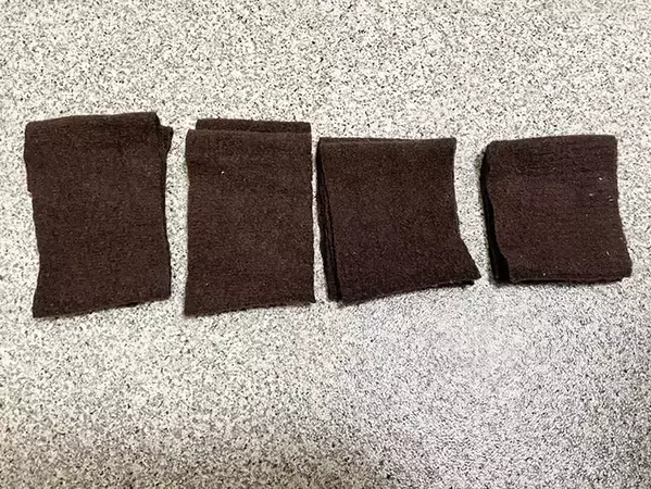 捨てるニットの袖を4等分したら？　輪ゴムと合わせて作る『脚カバー』がかわいい