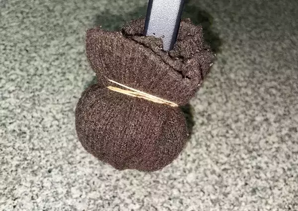 捨てるニットの袖を4等分したら？　輪ゴムと合わせて作る『脚カバー』がかわいい