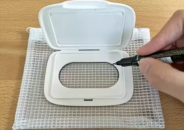 ウエットシートの蓋をネットケースに貼り付けると…　万能ケースが10分で完成！