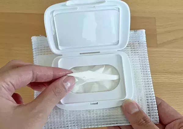 ウエットシートの蓋をネットケースに貼り付けると…　万能ケースが10分で完成！