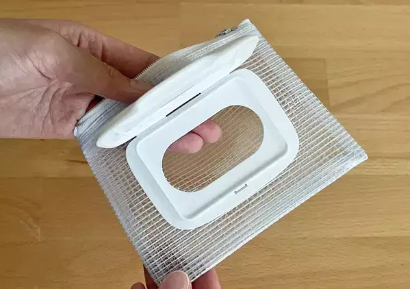 ウエットシートの蓋をネットケースに貼り付けると…　万能ケースが10分で完成！