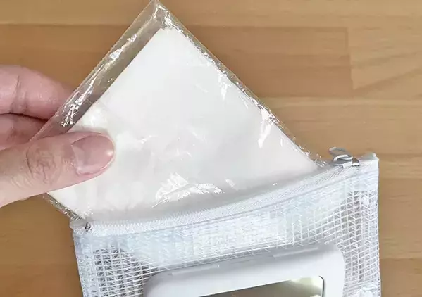 ウエットシートの蓋をネットケースに貼り付けると…　万能ケースが10分で完成！