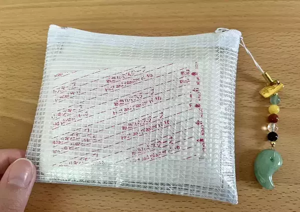 ウエットシートの蓋をネットケースに貼り付けると…　万能ケースが10分で完成！