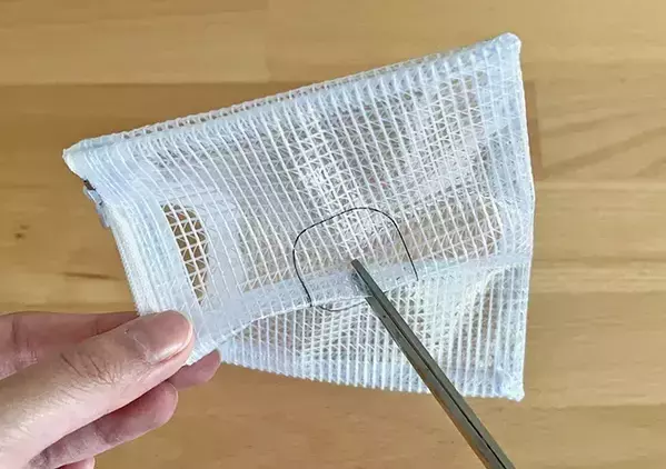 ウエットシートの蓋をネットケースに貼り付けると…　万能ケースが10分で完成！