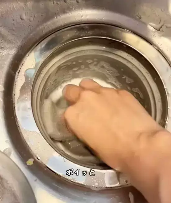 毎日ポイッと捨てるだけ！　ニトリの299円アイテムに「衛生的でめっちゃ楽」「習慣にする」