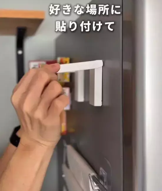 100均『ペーパーホルダー』を活用　アイラップを浮かせる活用法に驚き！