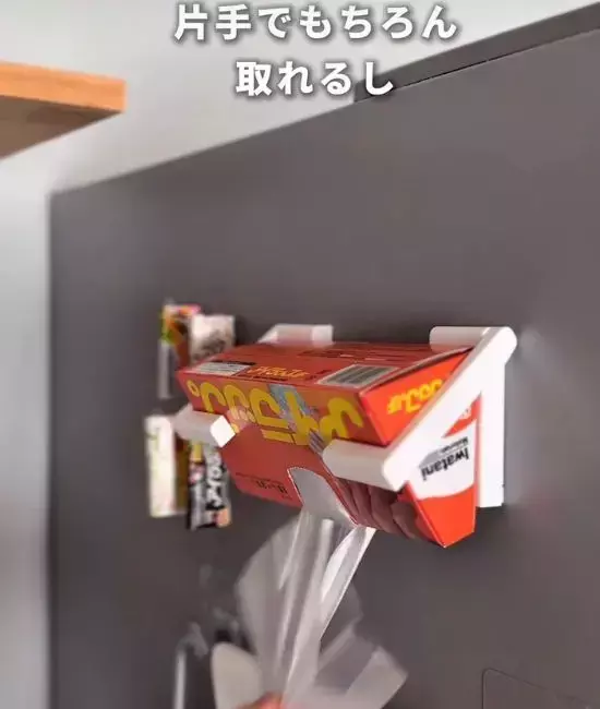 100均『ペーパーホルダー』を活用　アイラップを浮かせる活用法に驚き！