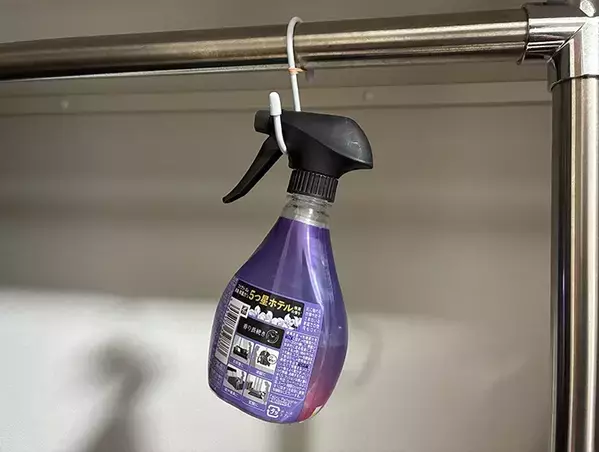 輪ゴムを三重に巻いて…　落ちやすいS字フックの意外な固定テクが？「早くやればよかった！」