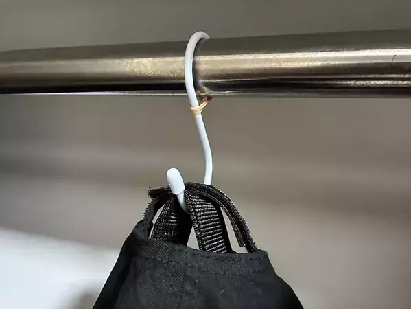 輪ゴムを三重に巻いて…　落ちやすいS字フックの意外な固定テクが？「早くやればよかった！」