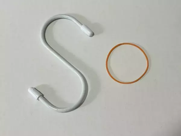 輪ゴムを三重に巻いて…　落ちやすいS字フックの意外な固定テクが？「早くやればよかった！」