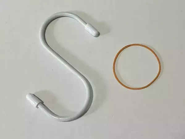 輪ゴムを三重に巻いて…　落ちやすいS字フックの意外な固定テクが？「早くやればよかった！」