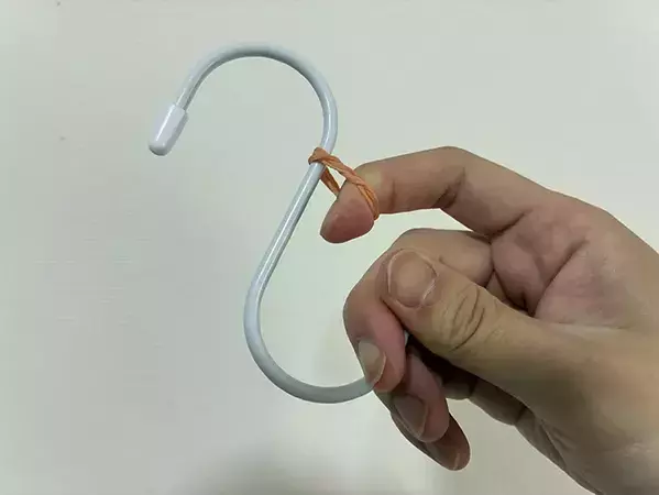 輪ゴムを三重に巻いて…　落ちやすいS字フックの意外な固定テクが？「早くやればよかった！」