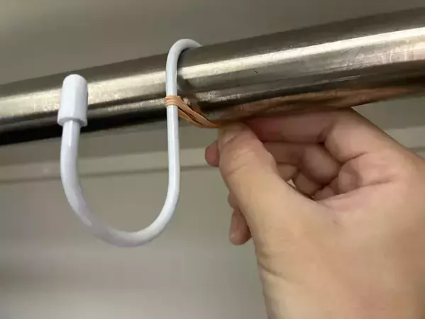 輪ゴムを三重に巻いて…　落ちやすいS字フックの意外な固定テクが？「早くやればよかった！」