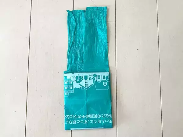 レジ袋をきれいに収納したいならやって！　話題の『四角形折り』【手順】