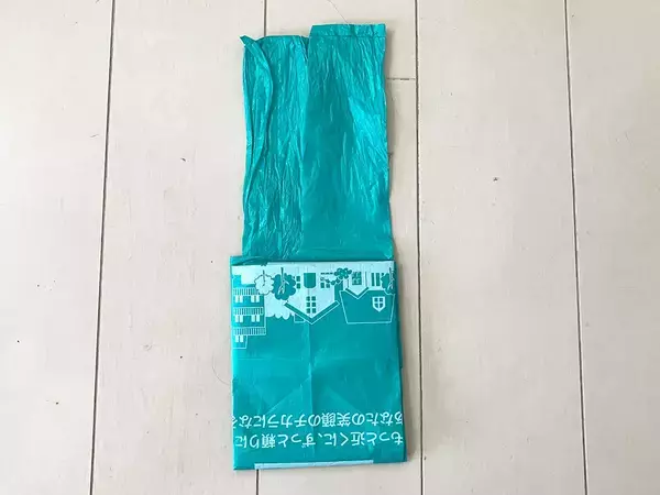 レジ袋をきれいに収納したいならやって！　話題の『四角形折り』【手順】