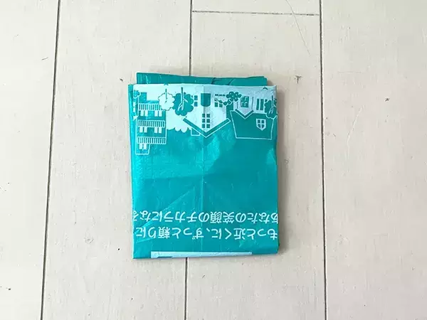 レジ袋をきれいに収納したいならやって！　話題の『四角形折り』【手順】