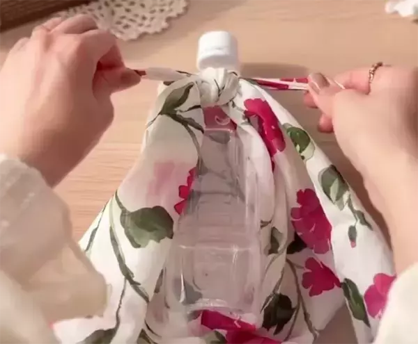 ハンカチを活用して春の外出を華やかに！　結ぶだけのエコバッグ、ポーチ、ボトルカバーの作り方