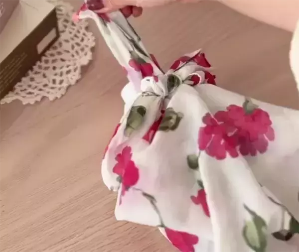 ハンカチを活用して春の外出を華やかに！　結ぶだけのエコバッグ、ポーチ、ボトルカバーの作り方