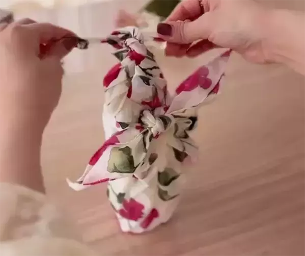 ハンカチを活用して春の外出を華やかに！　結ぶだけのエコバッグ、ポーチ、ボトルカバーの作り方