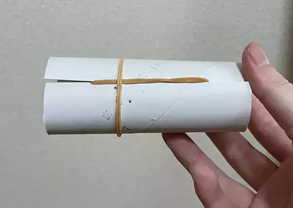 トイレットペーパーの芯×輪ゴム　床掃除するとホコリがごっそり取れる！