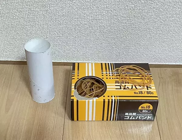 トイレットペーパーの芯×輪ゴム　床掃除するとホコリがごっそり取れる！
