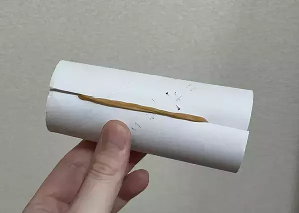 トイレットペーパーの芯×輪ゴム　床掃除するとホコリがごっそり取れる！