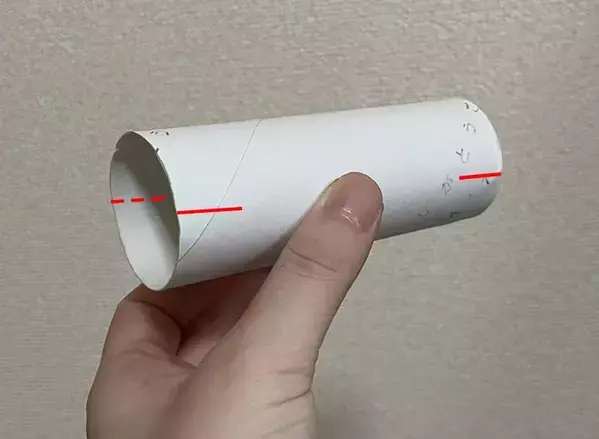 トイレットペーパーの芯×輪ゴム　床掃除するとホコリがごっそり取れる！