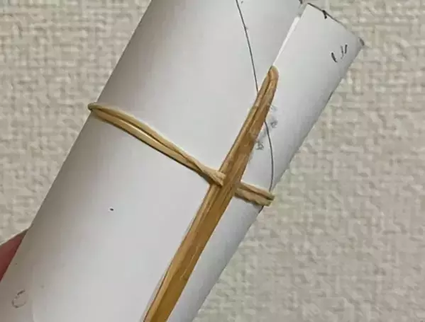 トイレットペーパーの芯×輪ゴム　床掃除するとホコリがごっそり取れる！