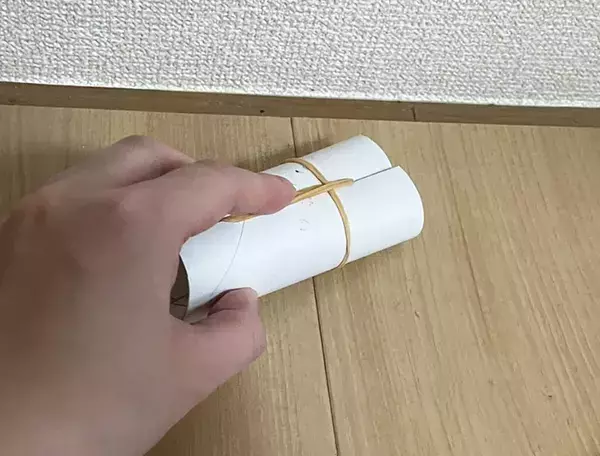 トイレットペーパーの芯×輪ゴム　床掃除するとホコリがごっそり取れる！