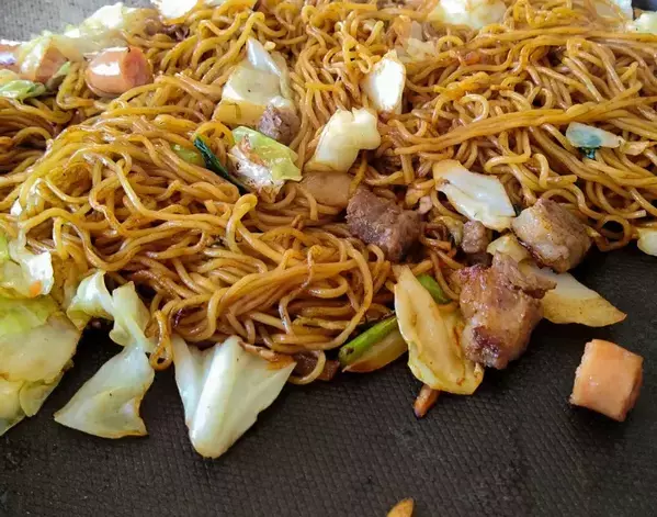 粉末ソースは炒めながら合わせない！　焼きそばの味ムラを防ぐ裏技【調理テク4選】