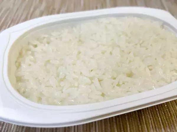 パックご飯の上でオムライスが完成　フライパンを使わない調理法に「目からウロコ」【時短レシピ4選】