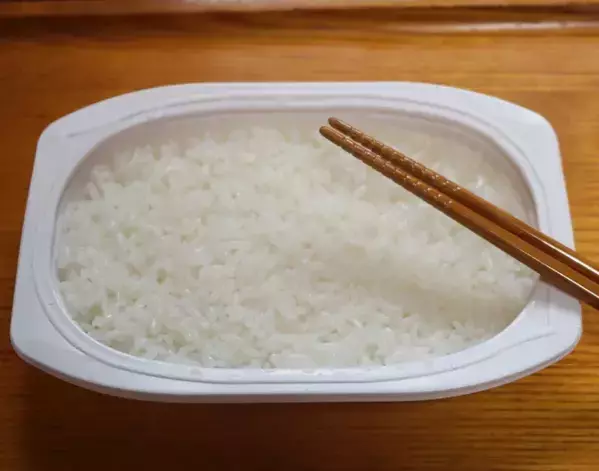 パックご飯の上でオムライスが完成　フライパンを使わない調理法に「目からウロコ」【時短レシピ4選】