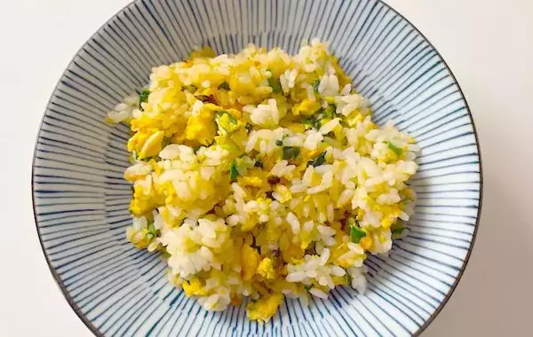 4歳娘が朝からモリモリ食べた！　いつものチャーハンに加えた『野菜』に「意外と食べやすい」