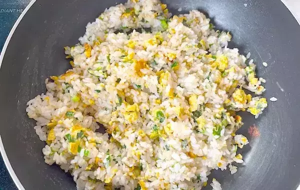 4歳娘が朝からモリモリ食べた！　いつものチャーハンに加えた『野菜』に「意外と食べやすい」