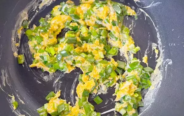 4歳娘が朝からモリモリ食べた！　いつものチャーハンに加えた『野菜』に「意外と食べやすい」